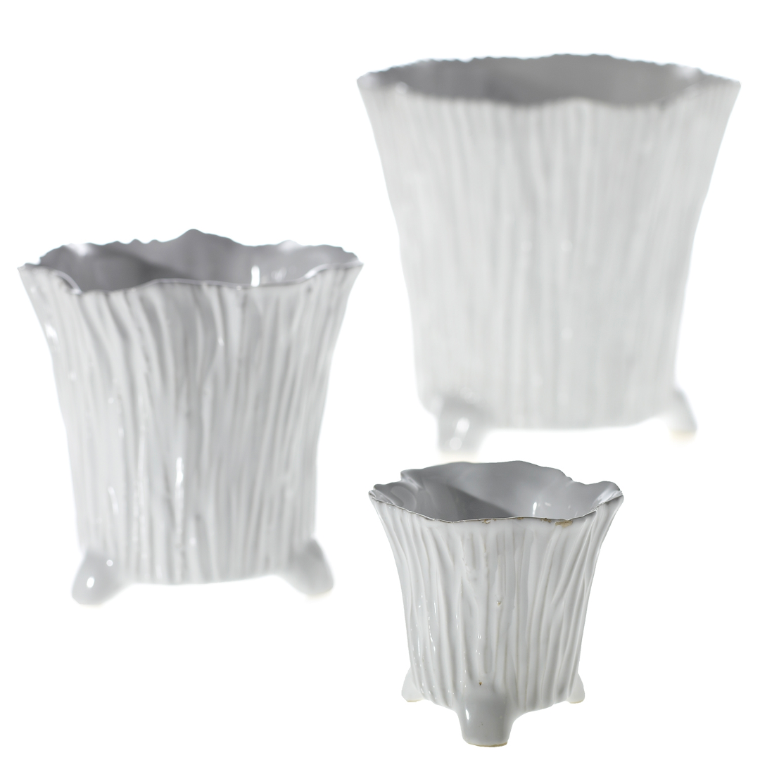 Three white Mellie pots in small, medium, and large with bark-like ribbing and little feet